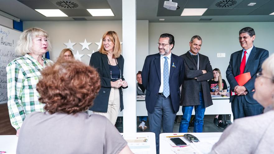 El consejero Javier Lasquetty y Toni Cantó, director de la Oficina del Español, pasean por el centro