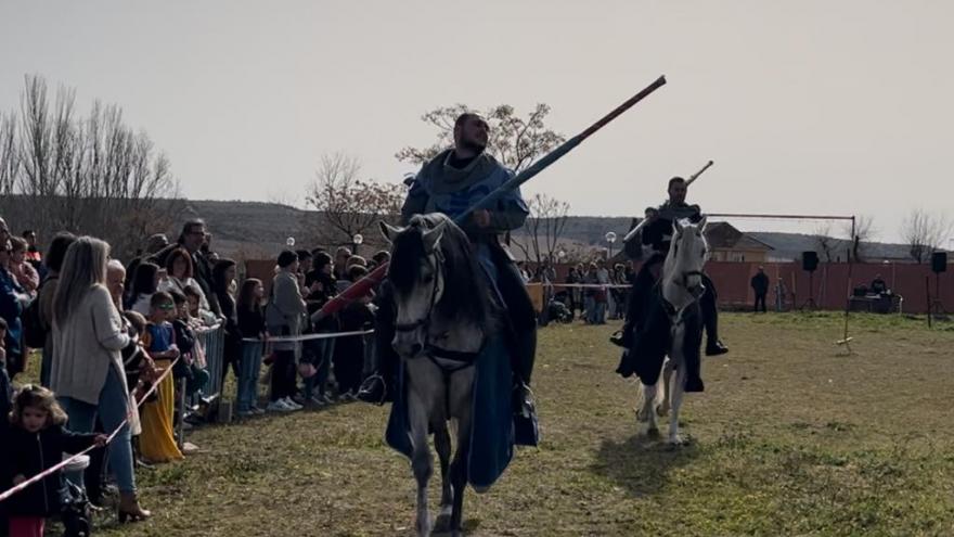 Caballeros preparados para la justa medieval