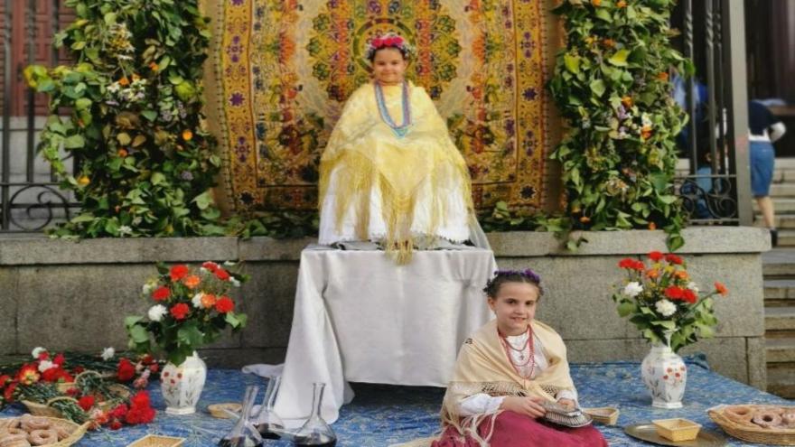 Unas niñas posan para la foto en las fiestas 