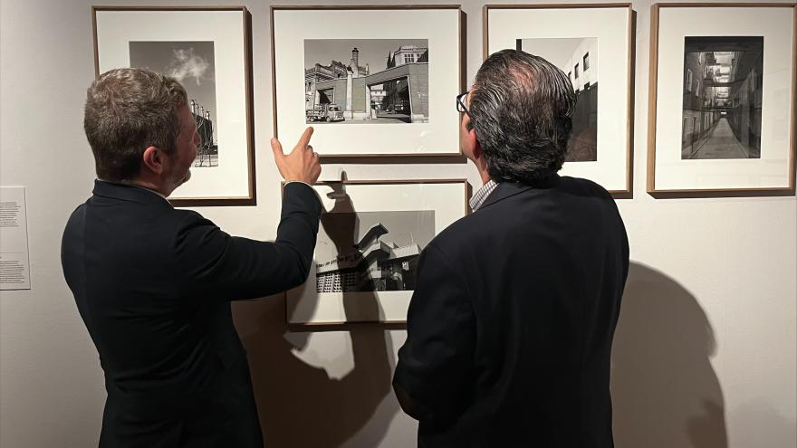 El consejero durante la inauguración de la exposición