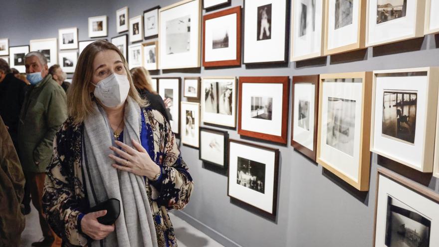 La consejera pasea por una sala de la exposición