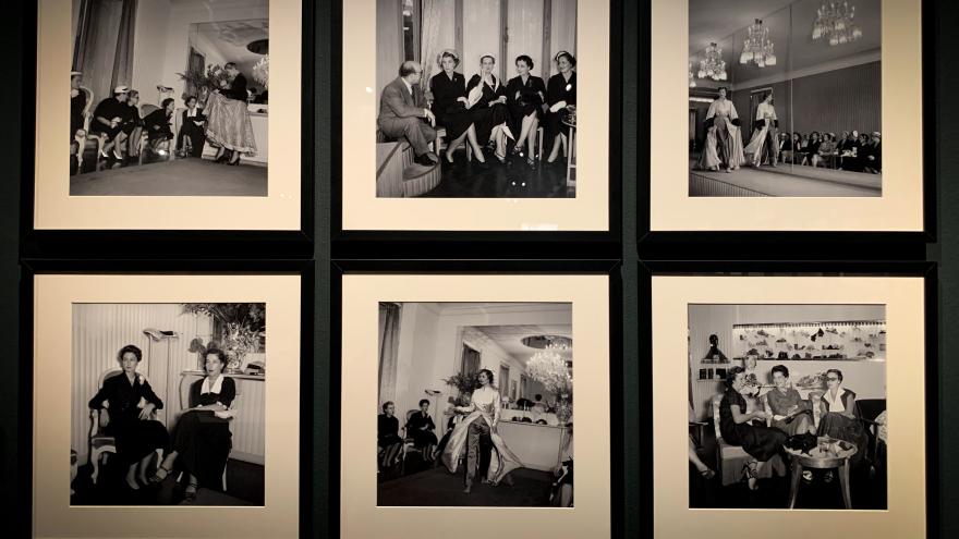 Varios cuadros con las fotografías en blanco y negro de la exposición