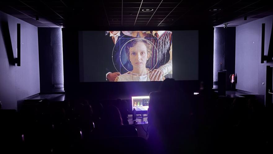 La nueva sala polivalente de cine con una pantalla y una mujer en ella