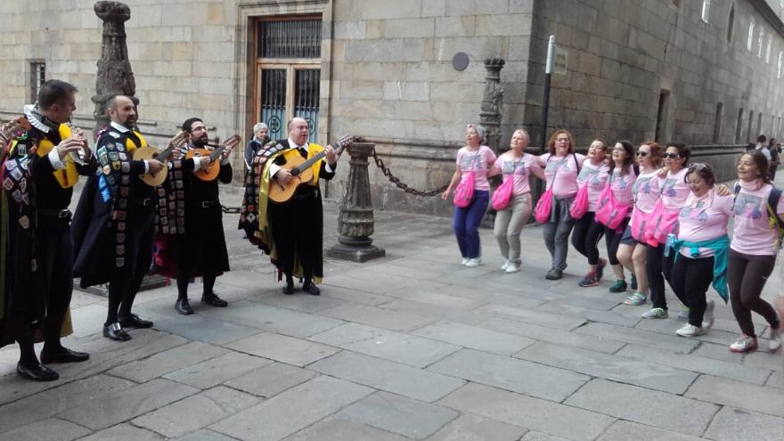 La Tunda de Medicina de Santiago con las peregrinas