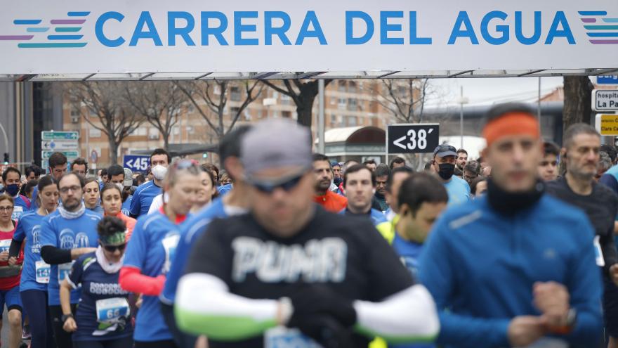 Varios corredores en la salida de la carrera