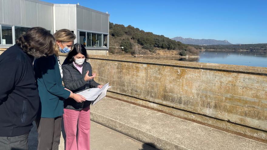 La consejera camina por los alrededores de la presa