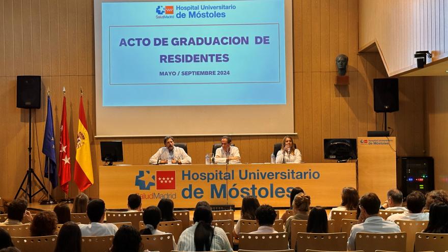 El director gerente, junto al director médico y la directora de enfermería del hospital felicitando a la nueva promoción de especialistas