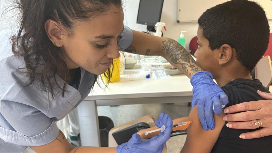 Enfermera vacunando a niño saharaui