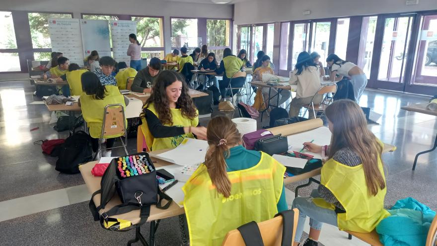 Los participantes han tenido 2 horas para pintar las obras.