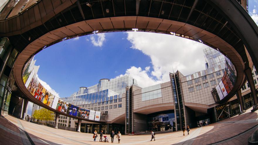 Exterior del edificio del Parlamento Europeo en Bruselas, con un cielo claro con nubes al fondo