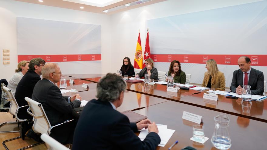 La consejera Fátima Matute junto a los representantes del Colegio de Médicos de Madrid