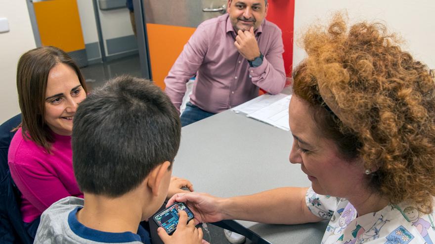 Paciente, familia y enfermera del centro