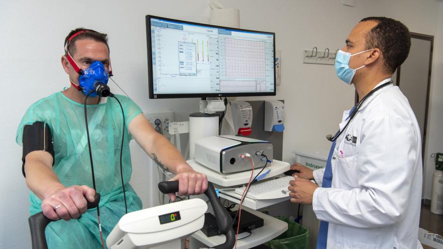 permite analizar de manera integral la respuesta del sistema cardiovascular, respiratorio y metabólico 