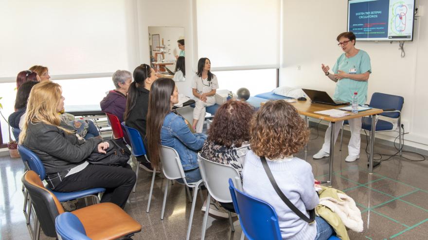 pacientes asisten a charla informativa de profesionales sanitarios