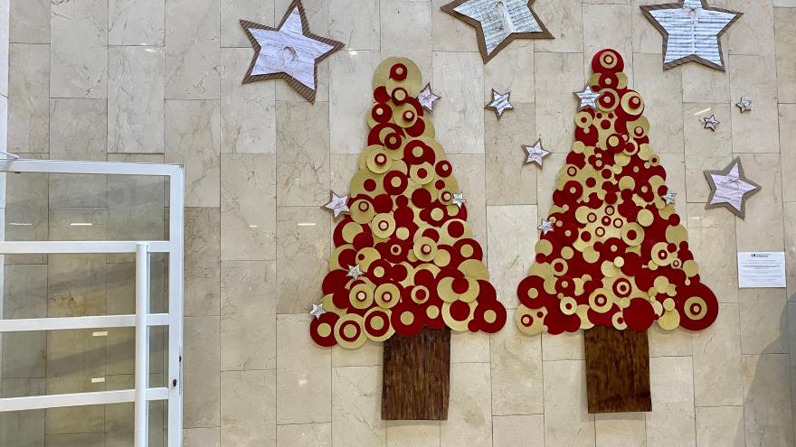 Árboles y estrellas de cartón y cartulina decoran diferentes área del hospital 