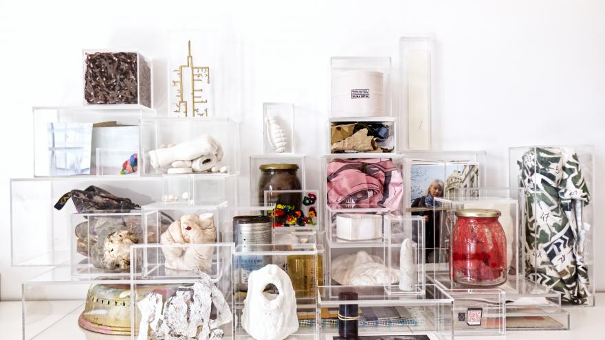Cajas transparente apiladas y con distintos objetos en su interior
