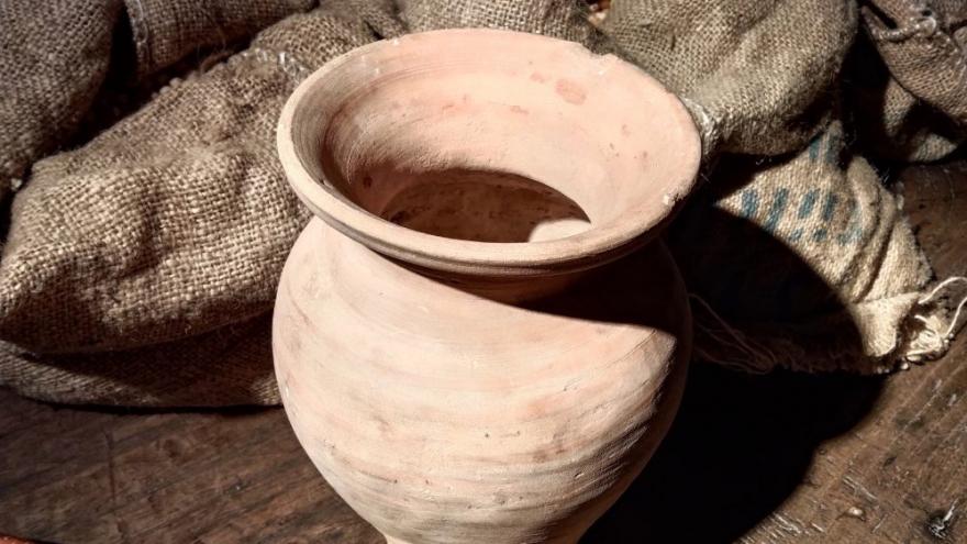 Detalle de una vasija de cerámica en el museo