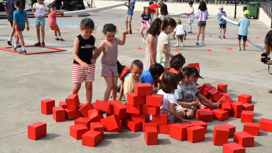 Niños y niñas jugando en una plaza en una performance