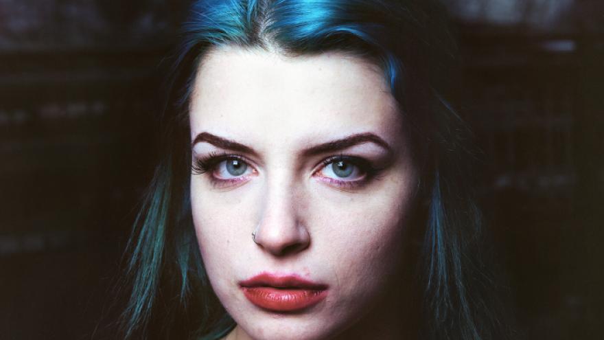 Retrato de joven con pelo de color azul