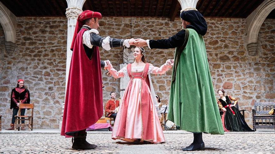 Tres personajes bailan danza medieval