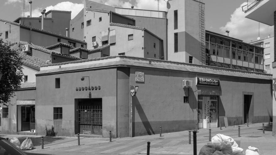 Black and white photo with buildings in the Lavapiés neighborhood