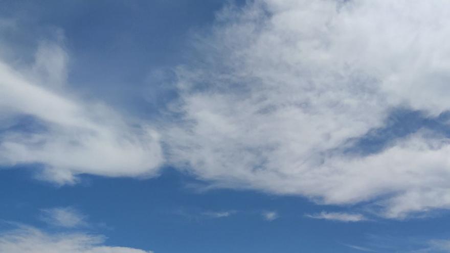 Nubes blancas cielo azul