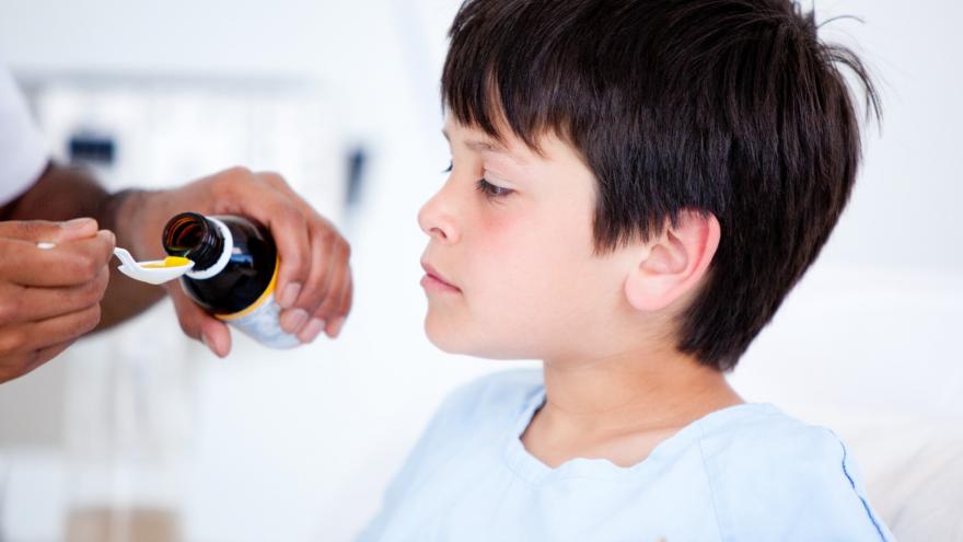 niño tomando medicamentos