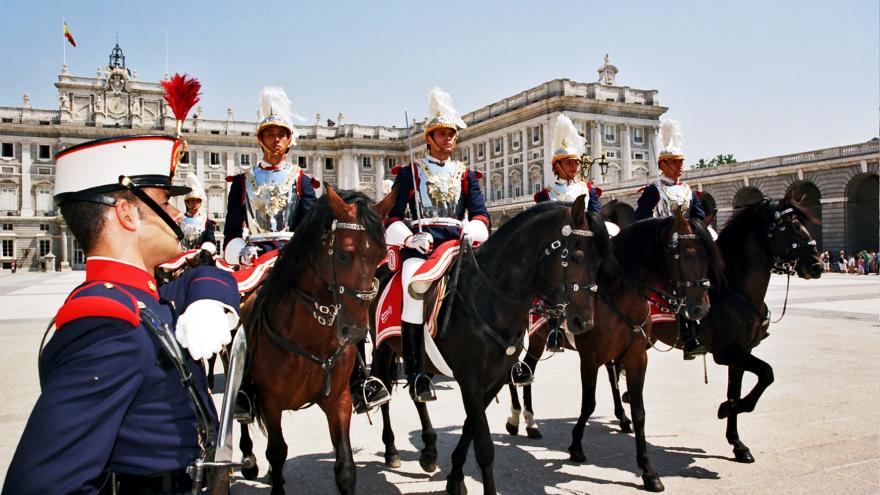 Relevo de la Guardia Real en el Palacio Real de Madrid 