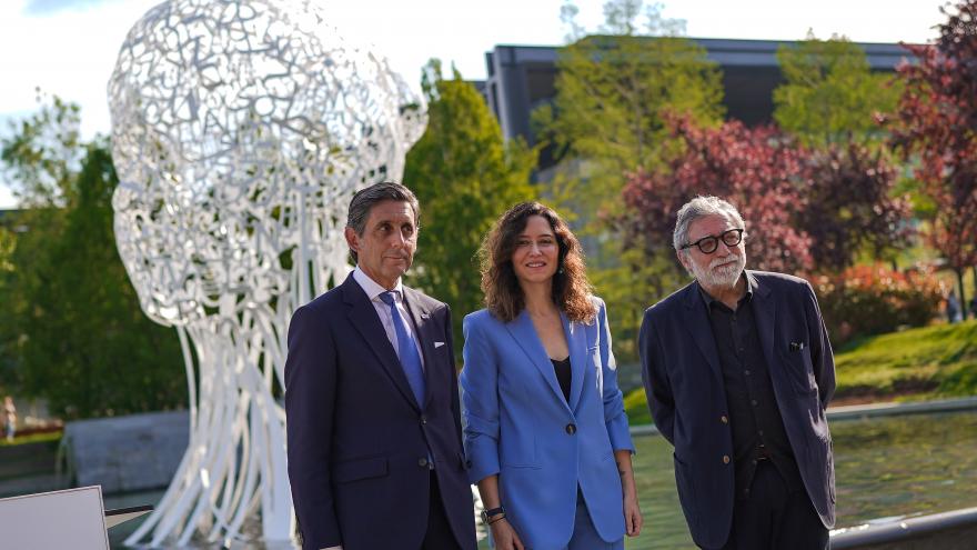 La presidenta durante la presentación de la obra con el artista