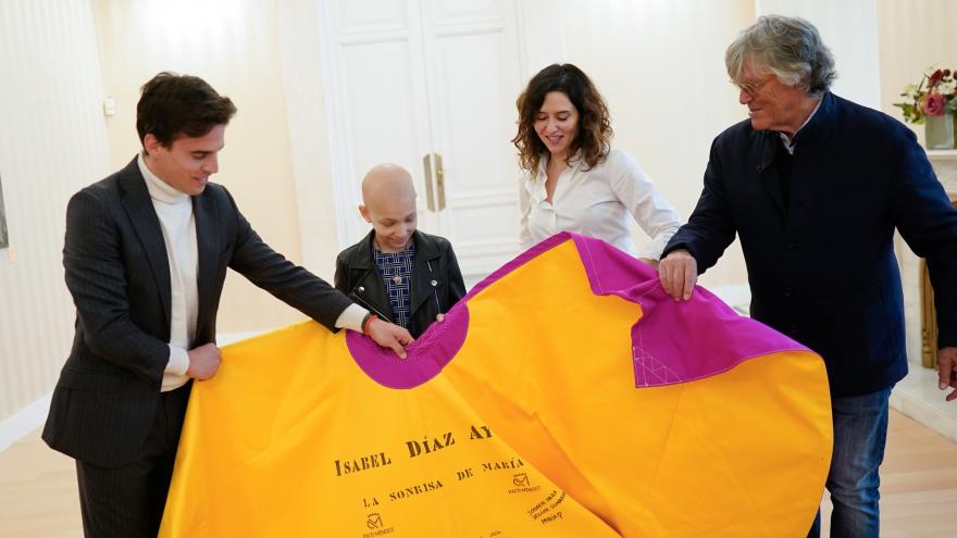 Isabel Díaz Ayuso con María y Gonzalo Caballero