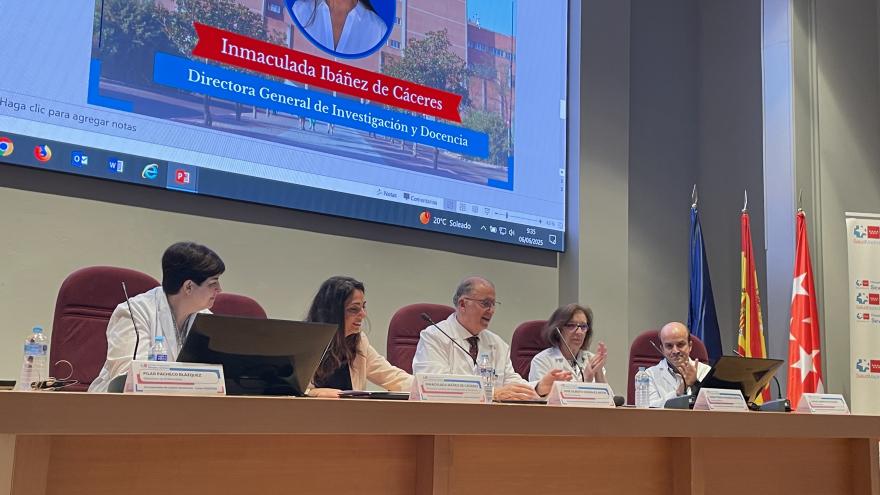 Mesa del salón de actos del Hospital Universitario Severo Ochoa con la Dirección gerencia