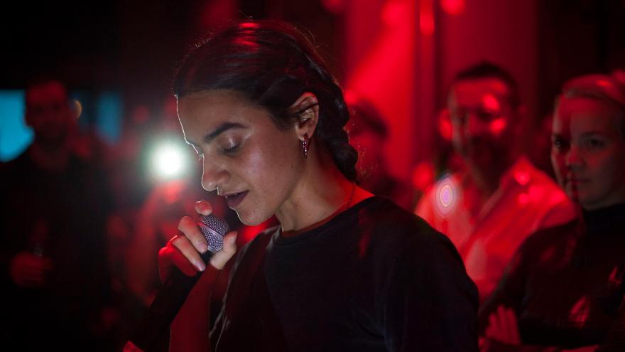 Clauda Pagés cantando