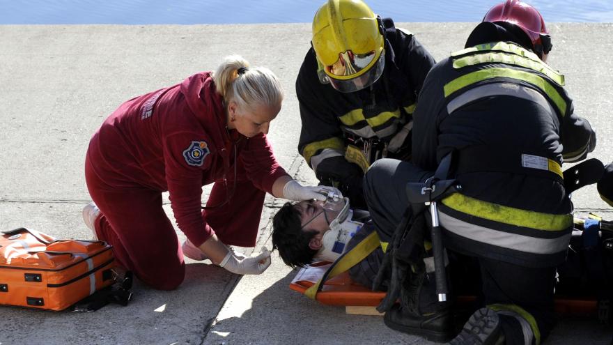 Fuerzas y cuerpos de seguridad atendiendo a un accidentado