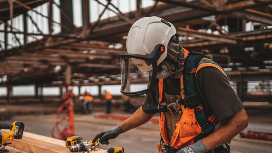 trabajador con equipos de protección individual