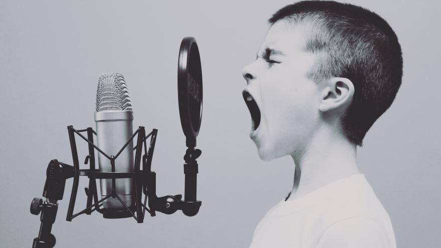 Imagen niño gritando micrófono