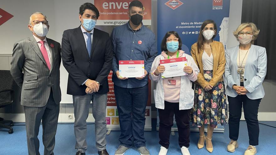 El consejero de Transportes, David Pérez, junto a las personas que han recibido el diploma