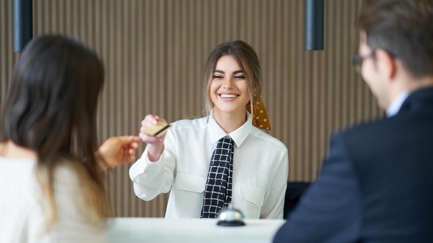 Una recepcionista de un hotel