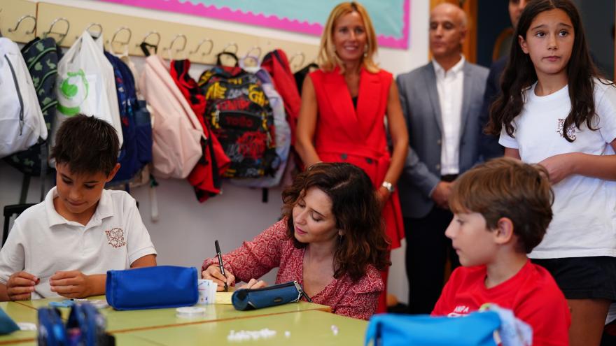 La presidenta escribe con unos alumnos