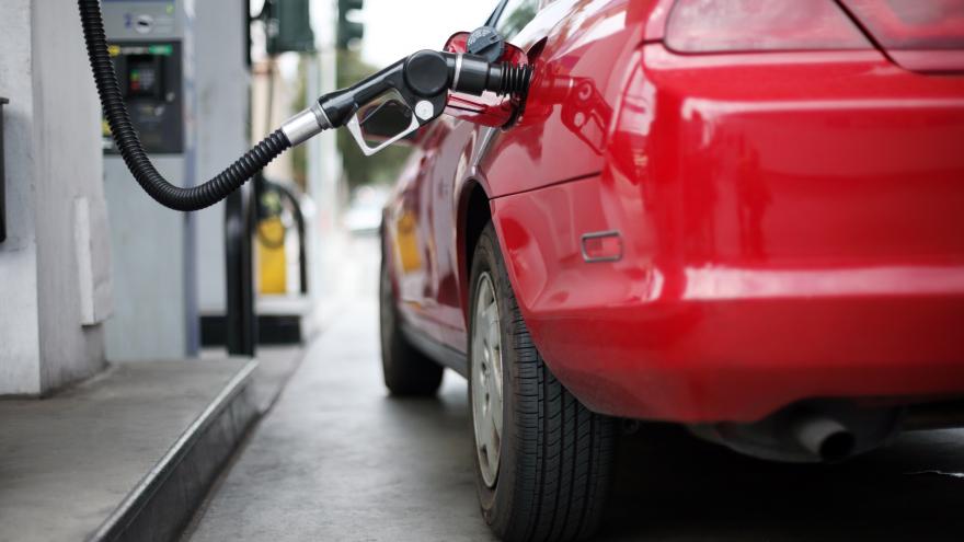 imagen coche repostando gasolinera sin personal