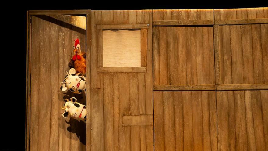 imagen de tres marionetas , dos vacas y una gallina, asomando tras una puerta 