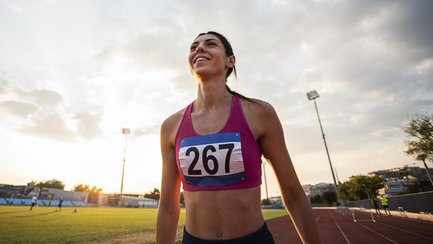 Mujer atleta contenta después de la competición