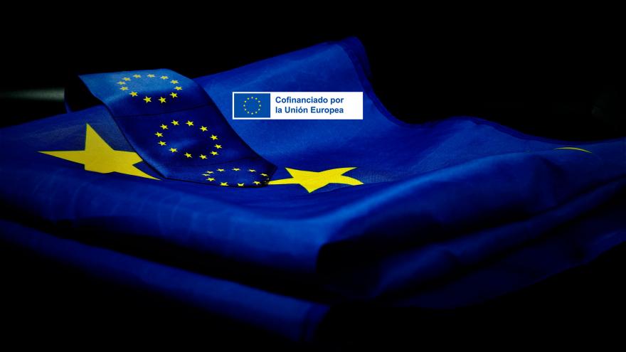 Bandera de la UE plegada con un ribete con el símbolo de la UE encima