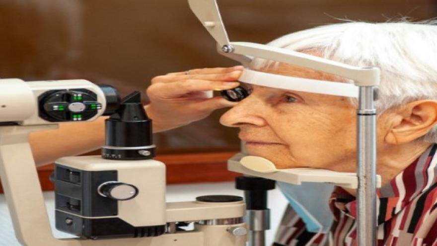 mujer mayor en examen oftalmológico
