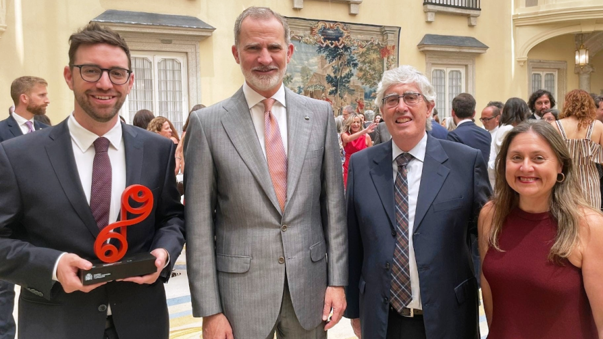 Imagen del galardonado con el Rey Felipe VI, el director médico del Hospital Universitario Ramón y Cajal y la directora científica del IRYCIS