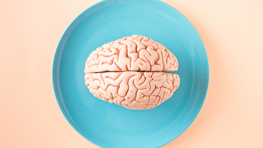 Imagen icónica de un cerebro sobre un círculo azul