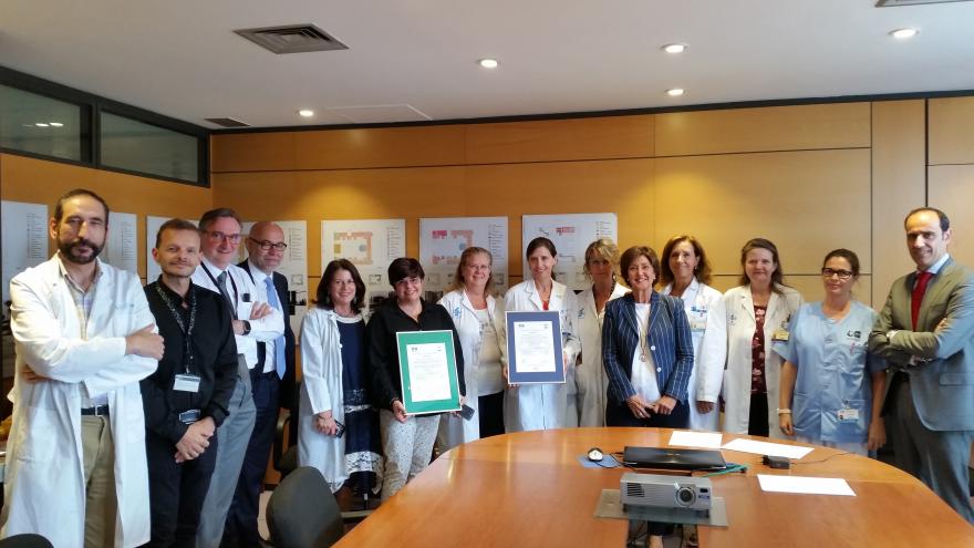 Equipo del Hospital posando con las certificaciones