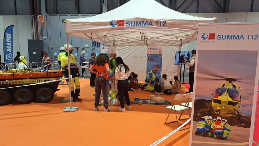 Imagen de un grupo de niños y padres en las actividades de SUMMA 112 en Juvenalia