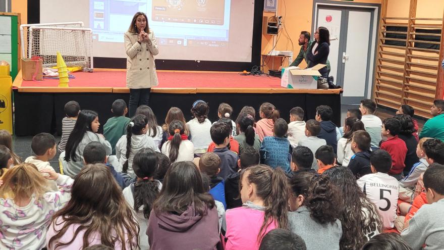La directora médico de un hospital habla con alumnos de un colegio