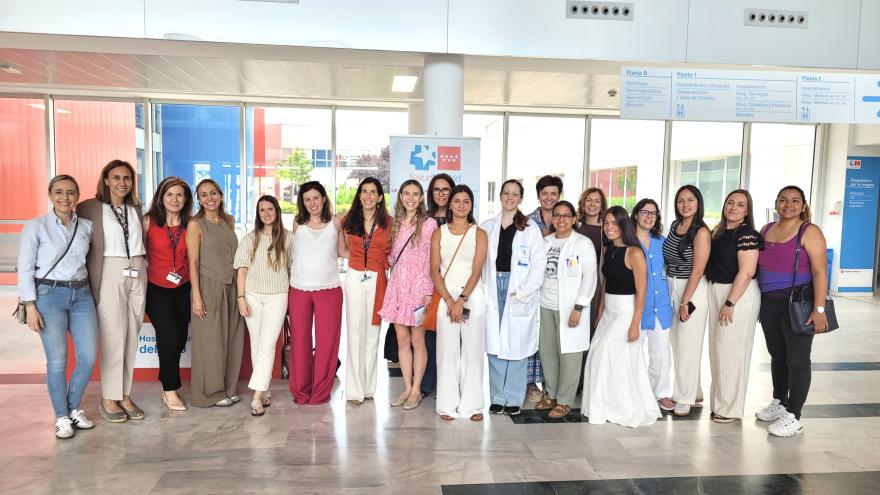 Estudiantes de Medicina, profesoras y directivas posan en la entrada de un hospital