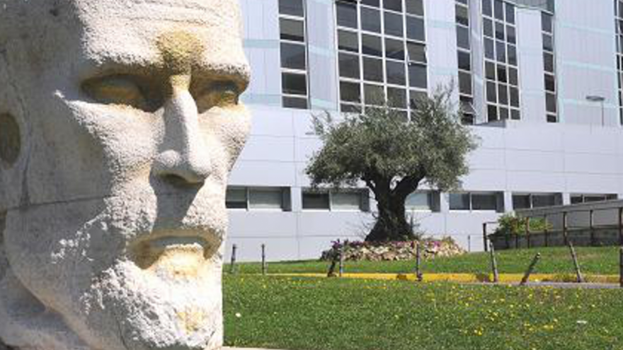 Imagen de fachada del Hospital Universitario Ramón y Cajal